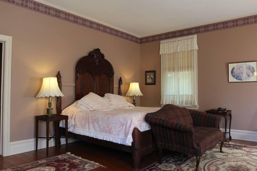 Corners Mansion Inn - A Bed And Breakfast Виксбърг Стая снимка