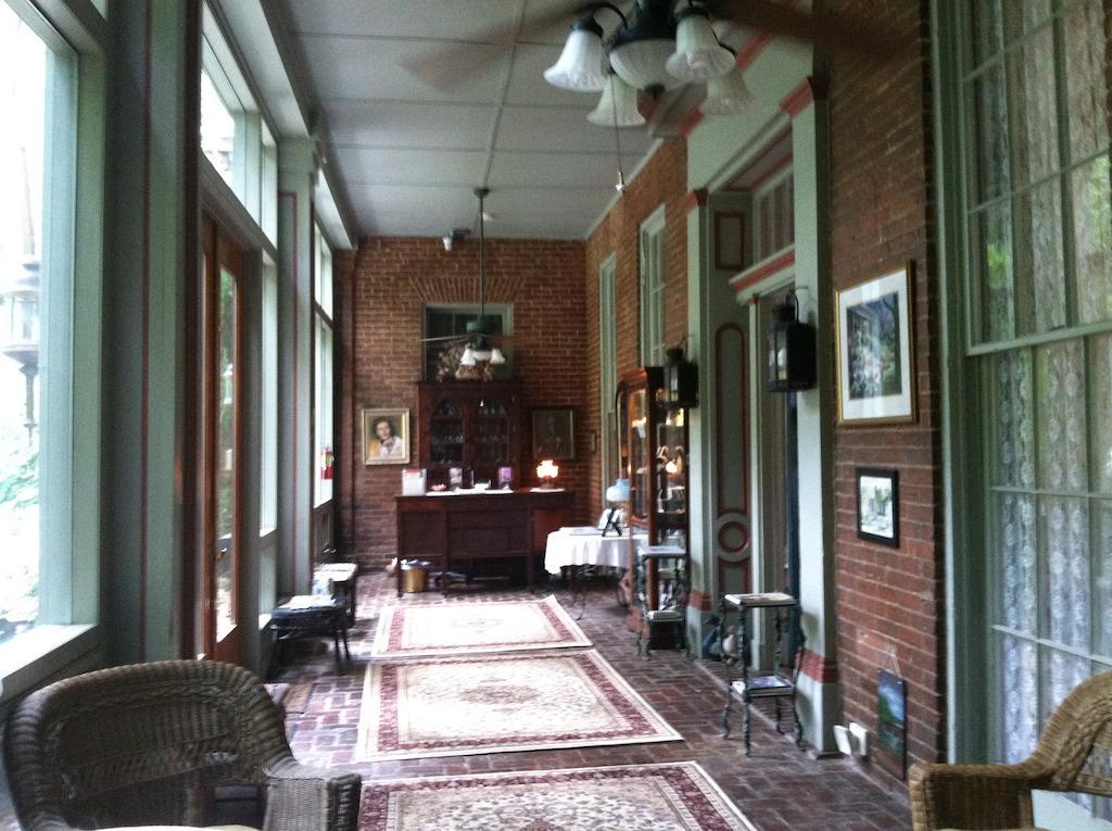Corners Mansion Inn - A Bed And Breakfast Виксбърг Екстериор снимка