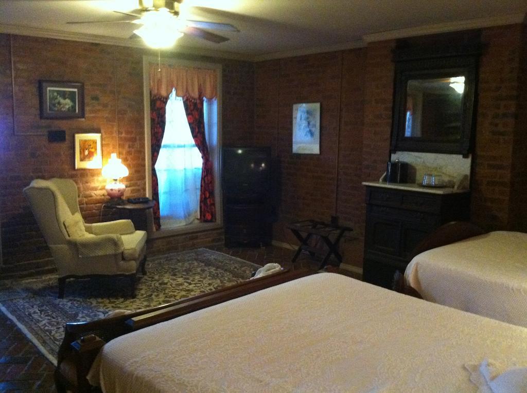 Corners Mansion Inn - A Bed And Breakfast Виксбърг Стая снимка