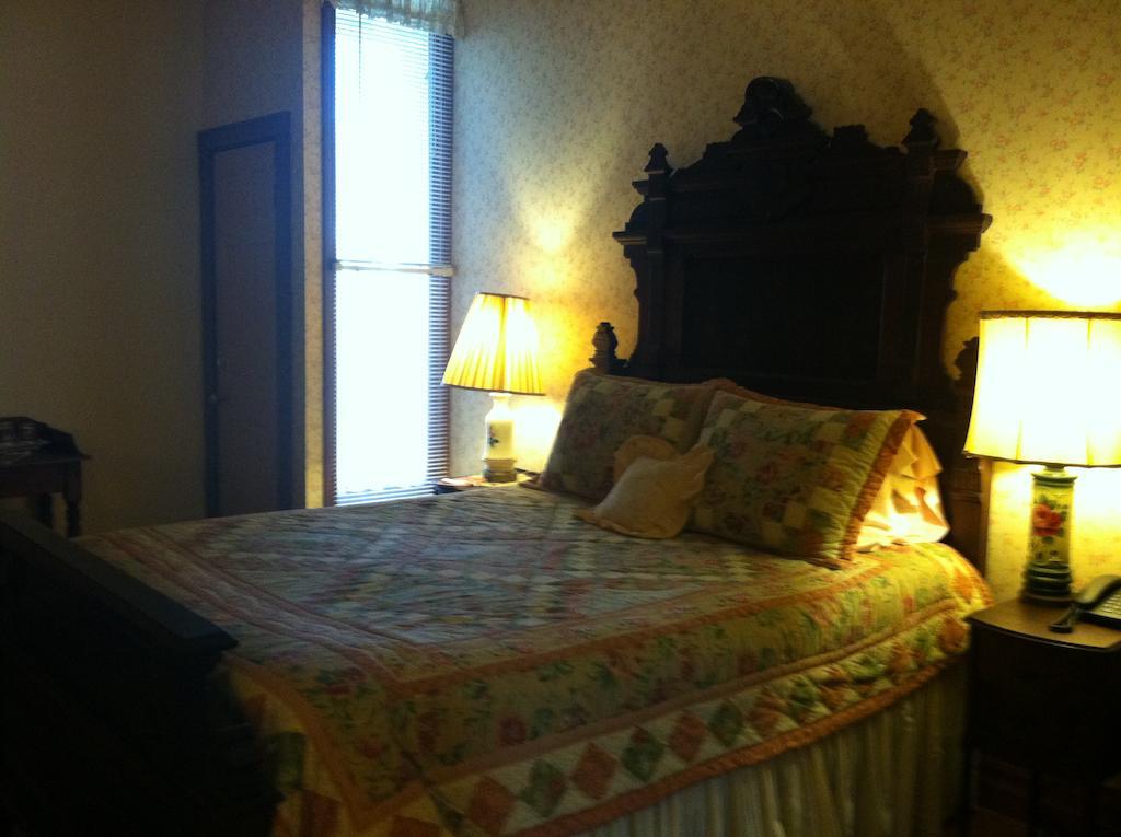 Corners Mansion Inn - A Bed And Breakfast Виксбърг Стая снимка