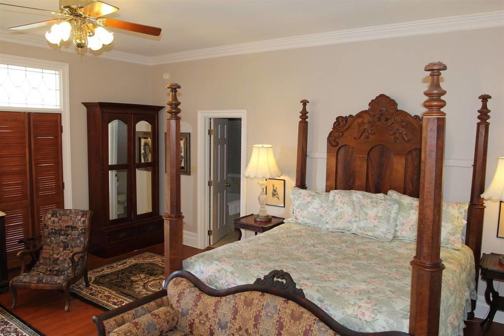 Corners Mansion Inn - A Bed And Breakfast Виксбърг Стая снимка