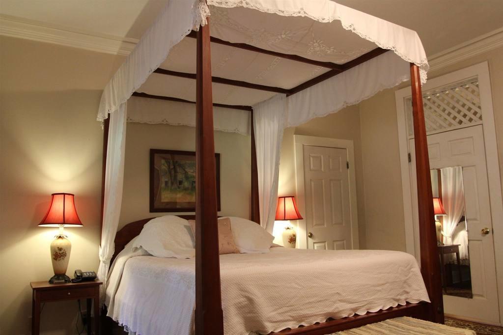 Corners Mansion Inn - A Bed And Breakfast Виксбърг Стая снимка